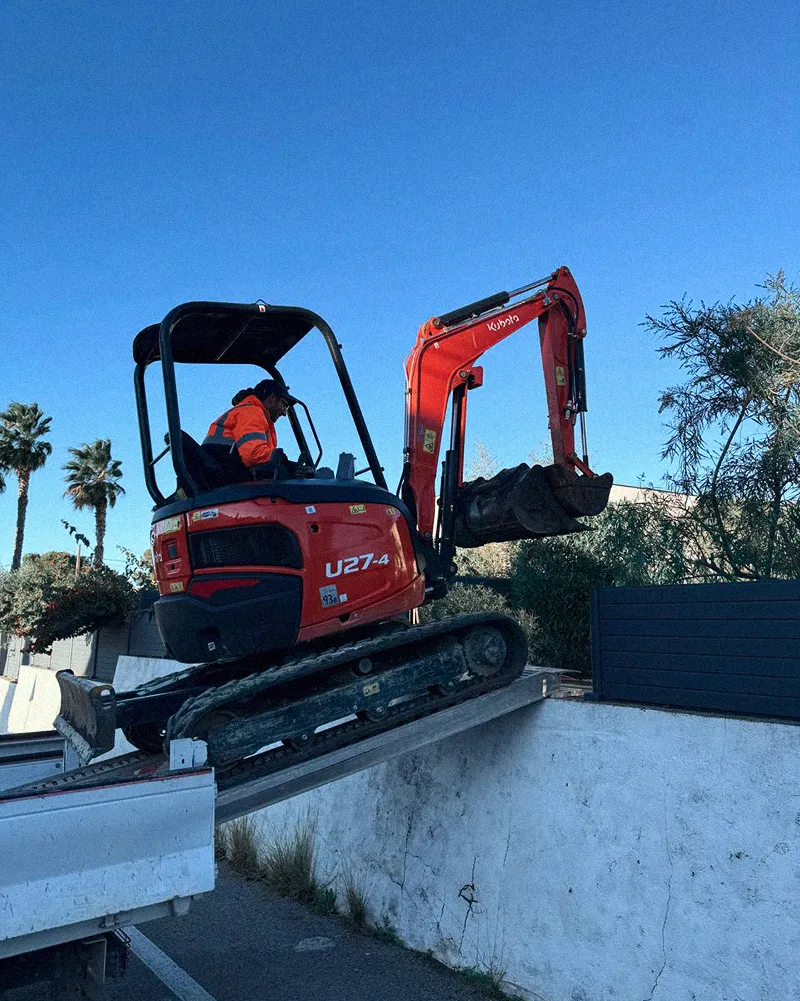 Tracteur nivelant un terrain en Provence
